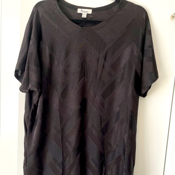 New! Loose fit long top. M/L chevron detail - Picture 2 of 3